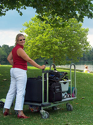 Deutschland 2005 - Waidsee in Weinheim - Wagen für das Tauchgepäck gibt es gratis, die Blondine kostet extra.