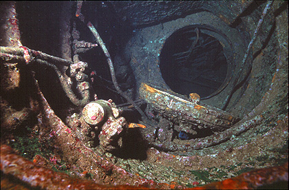 Blick in eine der Luken des in der Nähe von St. Tropez versenkten U-Boot - Rubis