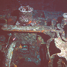 Nicht zuordenbares Detailbild - durch die zerstörten Decksplanken des in der Nähe von St. Tropez versenkten U-Boot - Rubis