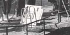 Historisches Bild - Einstiegsluke vor dem Turm mit Insigne des französisches U-Boot Rubis in der Werft