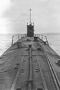 Historisches Bild - Blick von der vorderen Luke zum Turm  - französisches U-Boot Rubis in der Werft