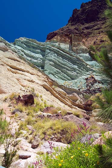 Gran Canaria - Entlang der GC-200. Der grüne Felsen soll angeblich Eiseneinschlüsse enthalten. Rost ist aber doch bräunlich? Hmmm.