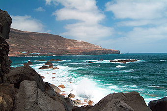 Gran Canaria - Die steile Nordküste wird ständig vom starken Nordwind und den Wellen gepeitscht.