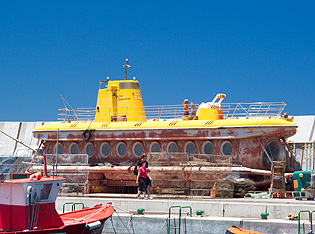 Gran Canaria - Puerto de Mogan - Yellow Submarine in der Werft