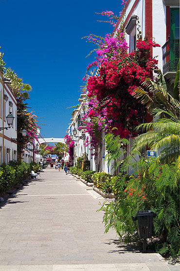 Gran Canaria - Puerto de Mogán - Die kleinen Straßen sind von Blumen gesäumt.