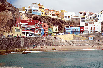Gran Canaria - Sardina del Norte - Viele Häuser im Hafenbereich haben nur eine gemauerte Front. Die Räume wurden in den Felsen gehauen.