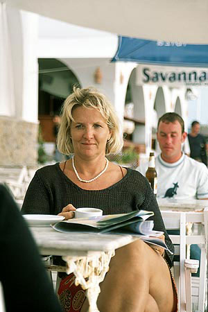 Ibiza 2002 - San Antonio de Portmany - Zum Sonnenuntergang ging es immer in das legendäre Savanna