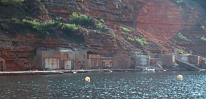 Ibiza 2002 - San Antonio de Portmany - Bootsschuppen sind direkt in den Felsen gehauen