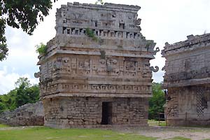 Yucatan - Chichen Itza - Kirche (Iglesia) mit Stuckarbeiten die den Gott Chac darstellen