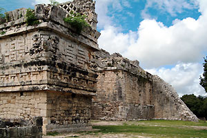 Yucatan - Chichen Itza - Akab-Dzib - Ein mit Hieroglyphen ausgeschmücktes Gebäude