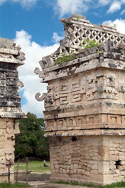 Yucatan - Chichen Itza - Der Nonnentempel und die Kirche (Iglesia)