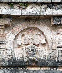 Yucatan - Chichen Itza - Mystische Bilder an den Fasaden der Gebäude