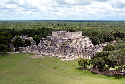 Yucatan - Chichen Itza - Blick von der Großen Pyramide auf den Komplex der 1.000 Säulen