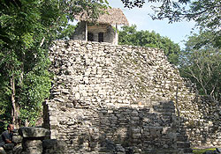 Yucatan - Coba - Eine der zahlreichen Pyramiden mit Opferhütte