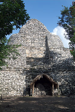 Yucatan - Coba - Eine der zahlreichen Pyramiden