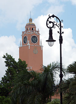Yucatan - Merida - Palacio Municipal mit Uhrenturm