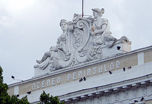 Yucatan - Merida - Figuren auf dem Dach des Rathaus