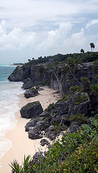 Mexiko 2003 - Tulum - Klippen und Strand vor der Ausgrabungsstätte