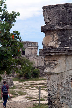 Mexiko 2003 - Tulum - "Herabstürzender Gott" ziert die vier Ecken eines Tempels
