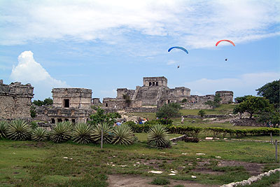Mexiko 2003 - Tulum - Drachenflieger über dem "Schloss"