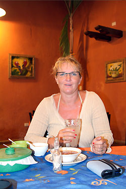 Yucatan - Meine hungrige Lieblingsblondine beim Abendessen in Valladolid