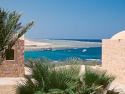 El Quesir - Moevenpick Hotel - Blick vom Hotel auf die Bucht mit dem Hausriff
