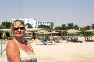 Ägypten 2006 - Safaga - Shams Safaga Hotel - Strand und Hotel im Hintergrund