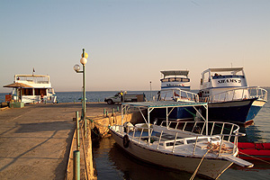Ägypten 2006 - Safaga - Shams Diving Center - Die Flotte der Tauchboote. Eines fehlte noch.
