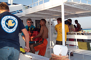 Ägypten 2006 - Safaga - Shams Diving Center -Beim Ausrüstung be- und entladen wurden auch die Taucher gefordert.