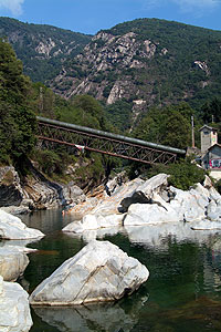 Schweiz 2004 - Valle Maggia - Der Gumpen in dem wir die Maggia betauchten