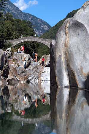Schweiz 2004 - Verzasca Tal - Tauchplatz Römerbrücke oder römische Brücke - Schweiz 2004 - Verzasca Tal - Tauchplatz Römerbrücke oder römische Brücke - Ponte dei Salti - Vom Fluss geschliffene Granitfelsen im Gumpen
