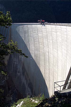 Schweiz 2004 - Verzasca Tal - Staumauer des Staudammes Selvatica - Berühmt durch den James Bond Film "Golden Eye" - Ideal zum Bungee Springen